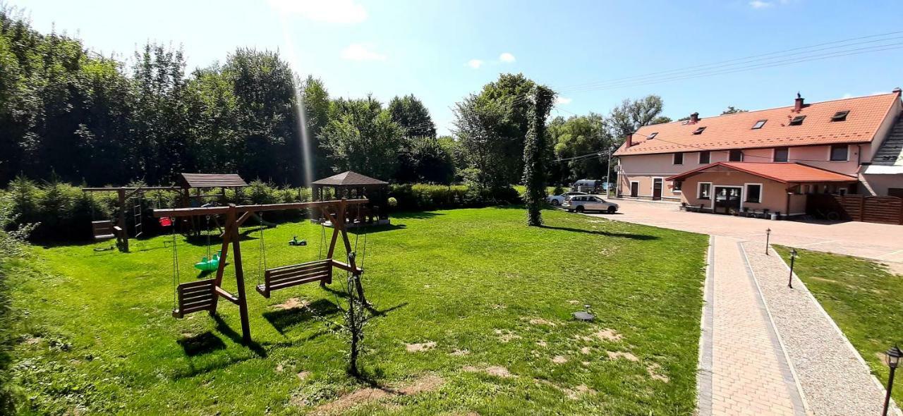 Zajazd Zamkowy - Schlossgasthof Кронг Екстериор снимка